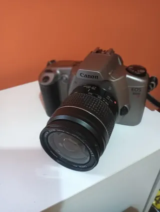 Cámara Canon EOS 3000 con objetivo EF 28-80mm