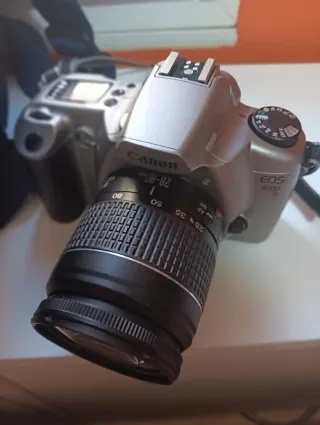 Cámara Canon EOS 3000 con objetivo EF 28-80mm