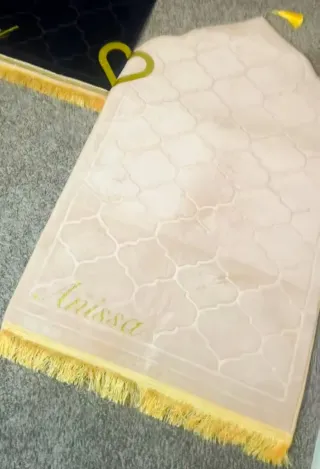 Alfombra de rezo beige y amarilla