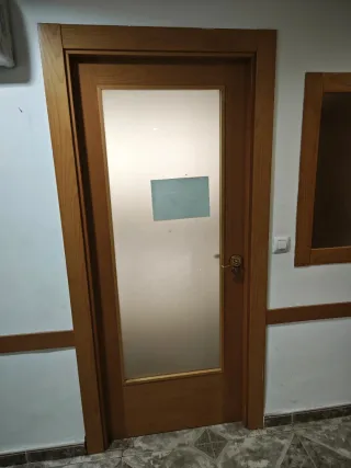 Puerta de madera con cristal y sin cristal