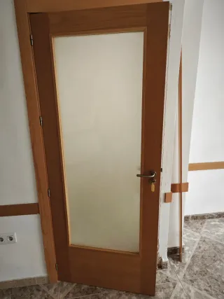 Puerta de madera con cristal y sin cristal