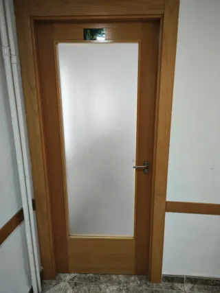 Puerta de madera con cristal y sin cristal