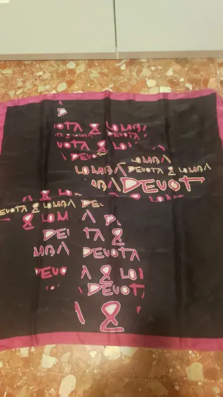 Pañuelo negro y rosa con estampado