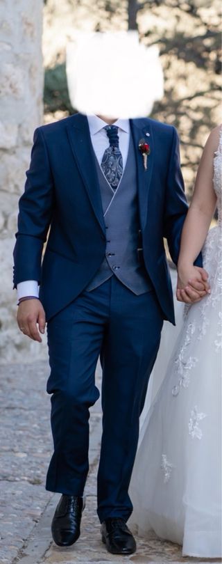 Traje de novio azul marino