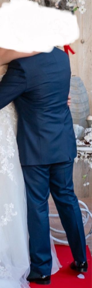 Traje de novio azul marino
