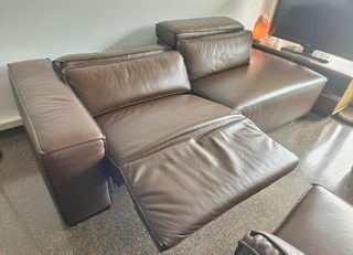 Sofá chaiselongue esquinero reclinable de cuero