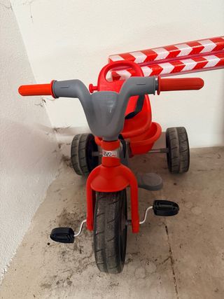 Triciclo infantil rojo y gris
