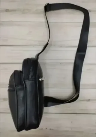 OFERTA. MOCHILA BANDOLERA NEGRA DE PIEL AUTÉNTICA