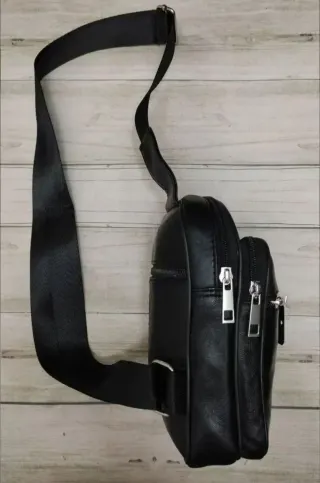 OFERTA. MOCHILA BANDOLERA NEGRA DE PIEL AUTÉNTICA