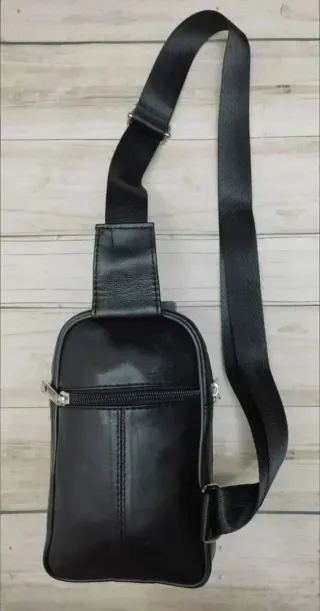 OFERTA. MOCHILA BANDOLERA NEGRA DE PIEL AUTÉNTICA