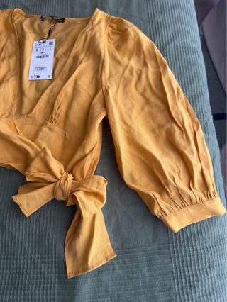 Top Zara amarillo cruzado