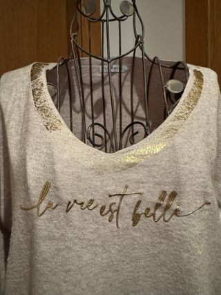 Jersey italiano, La vie est belle beige y dorado