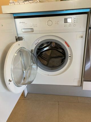 Frigorífico combi blanco , lavadora, lavavajillas.