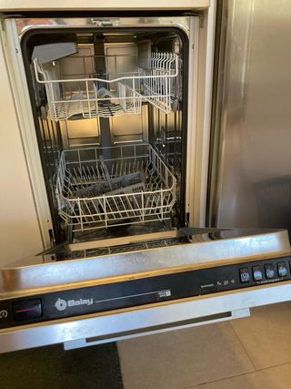 Frigorífico combi blanco , lavadora, lavavajillas.