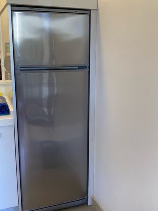 Frigorífico combi blanco , lavadora, lavavajillas.