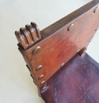 Silla de cuero y madera