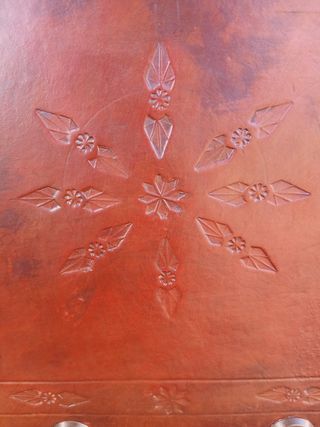 Silla de cuero y madera