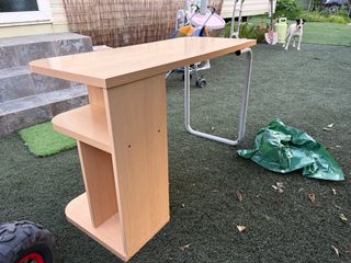 Mesa de escritorio de madera y metal en buen estad