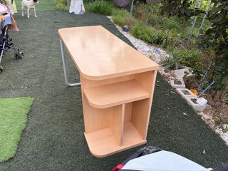 Mesa de escritorio de madera y metal en buen estad