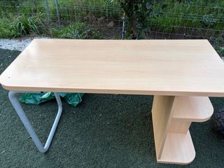 Mesa de escritorio de madera y metal en buen estad