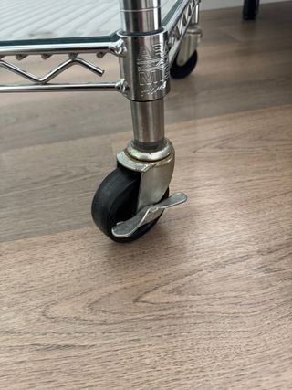 Mesa auxiliar de metal y cristal con ruedas