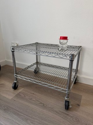 Mesa auxiliar de metal y cristal con ruedas