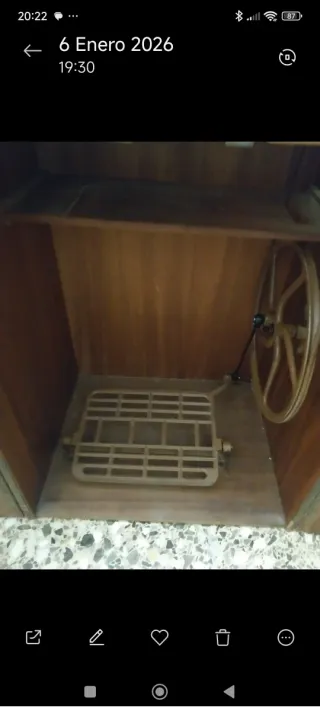 Máquina de Coser Singer Vintage Negra y Dorada