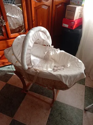 Cesta Moisés Mimbre con Soporte Madera