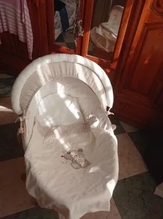 Cesta Moisés Mimbre con Soporte Madera