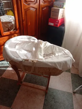 Cesta Moisés Mimbre con Soporte Madera