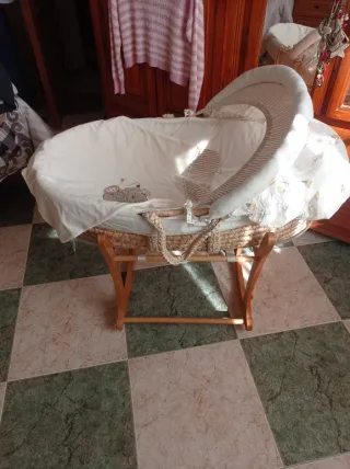 Cesta Moisés Mimbre con Soporte Madera
