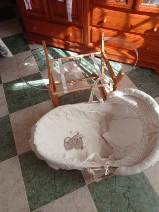 Cesta Moisés Mimbre con Soporte Madera