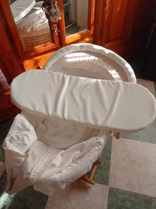 Cesta Moisés Mimbre con Soporte Madera