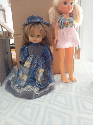 Muñeca antigua con vestido de cuadros y flores