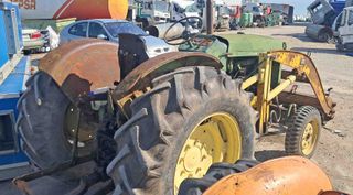 Tractor con pala John Deere 515.
