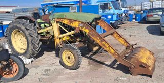 Tractor con pala John Deere 515.