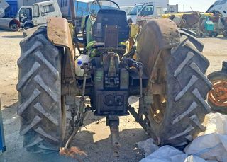 Tractor con pala John Deere 515.