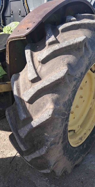 Tractor con pala John Deere 515.