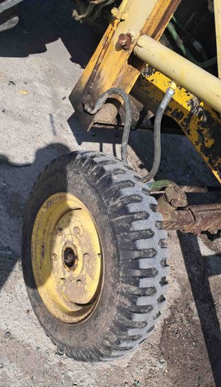 Tractor con pala John Deere 515.