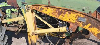 Tractor con pala John Deere 515.