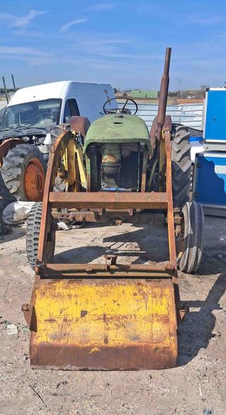 Tractor con pala John Deere 515.