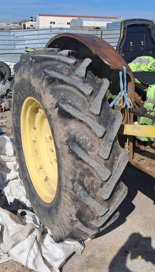 Tractor con pala John Deere 515.