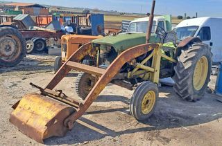 Tractor con pala John Deere 515.