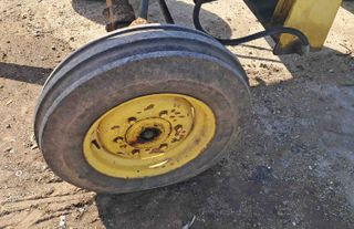 Tractor con pala John Deere 515.