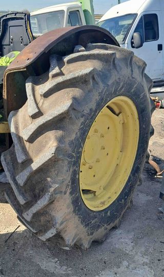 Tractor con pala John Deere 515.