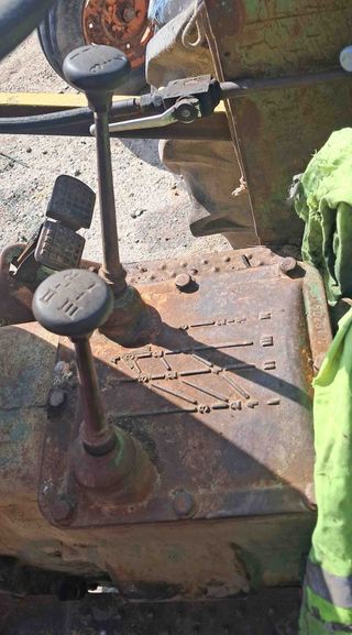 Tractor con pala John Deere 515.