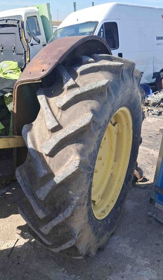 Tractor con pala John Deere 515.