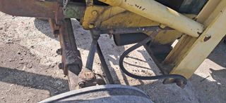 Tractor con pala John Deere 515.