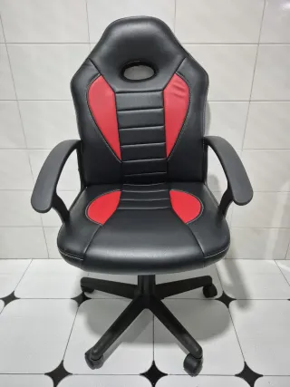 Escritorio con cajonera, estantería y silla