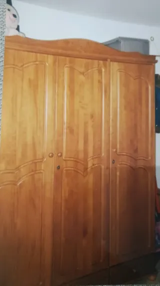 Armario de madera y cómoda
